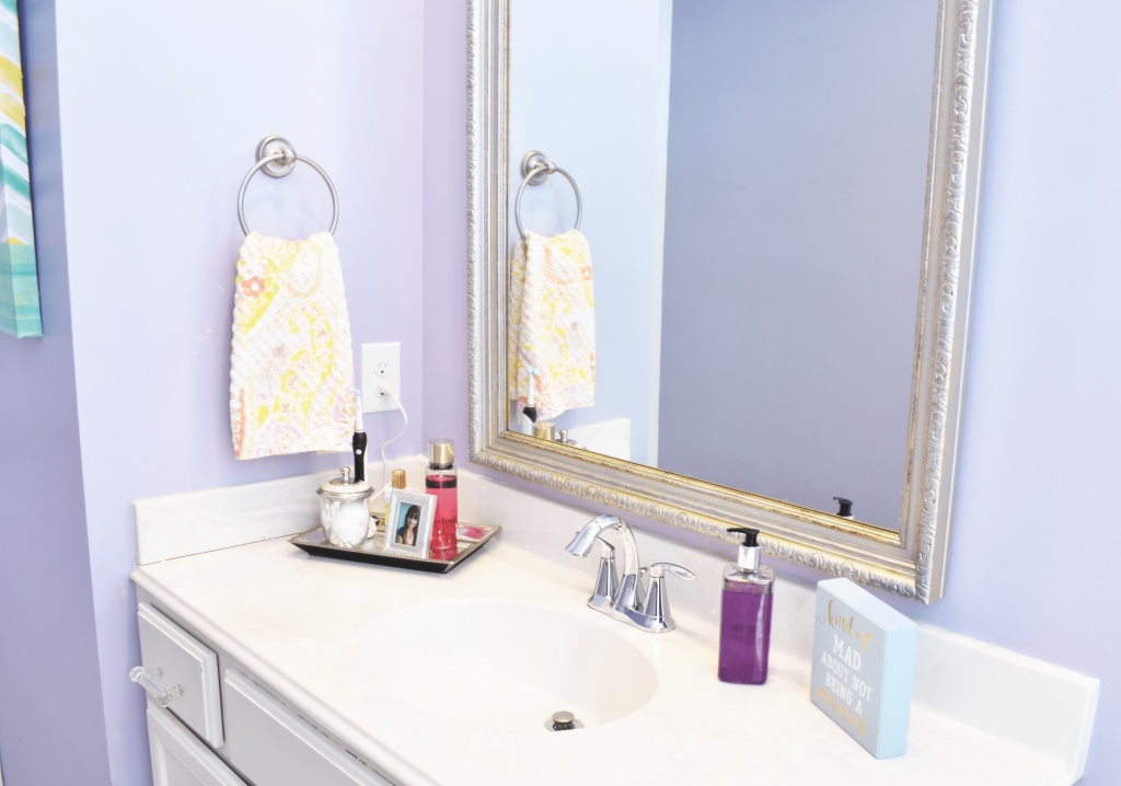 Update your tween's bathroom décor! Simple ideas for color inspiration, DIY projects and pretty design you can both agree on.